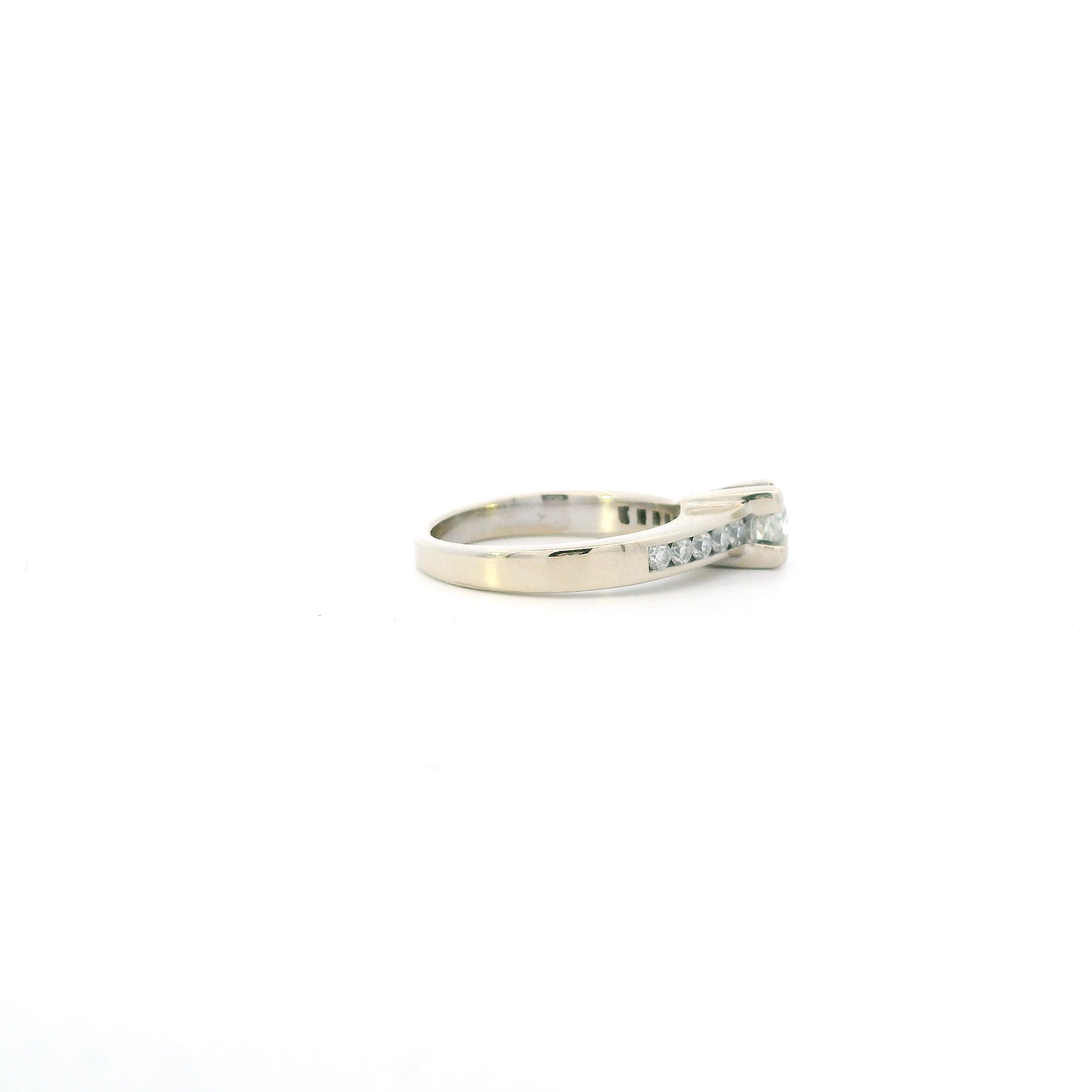 18K White Gold Diamond Womens Ring - 0.7.3ct
