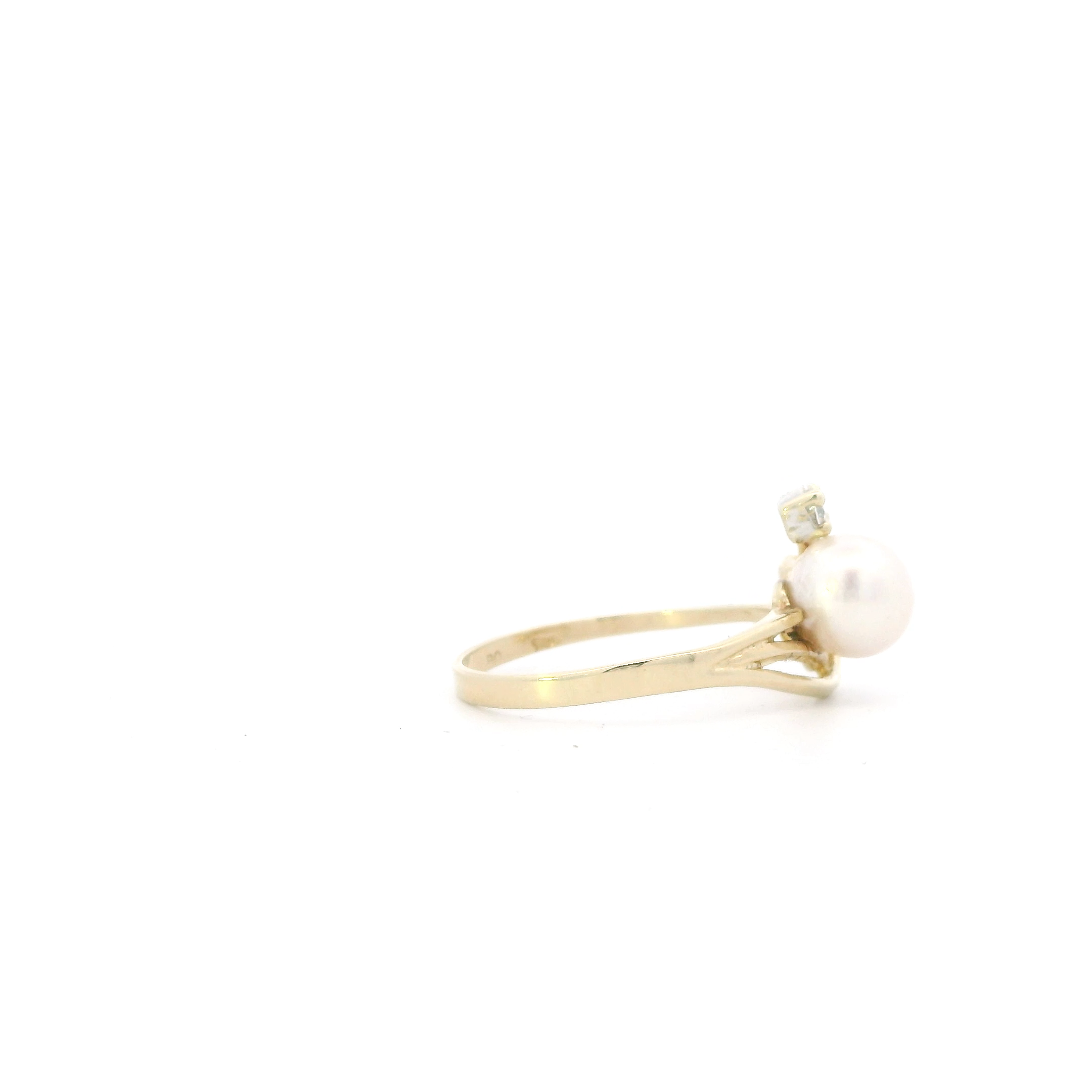 14K Yellow Gold Pearl & Diamond Women's Ring - 0.06ct