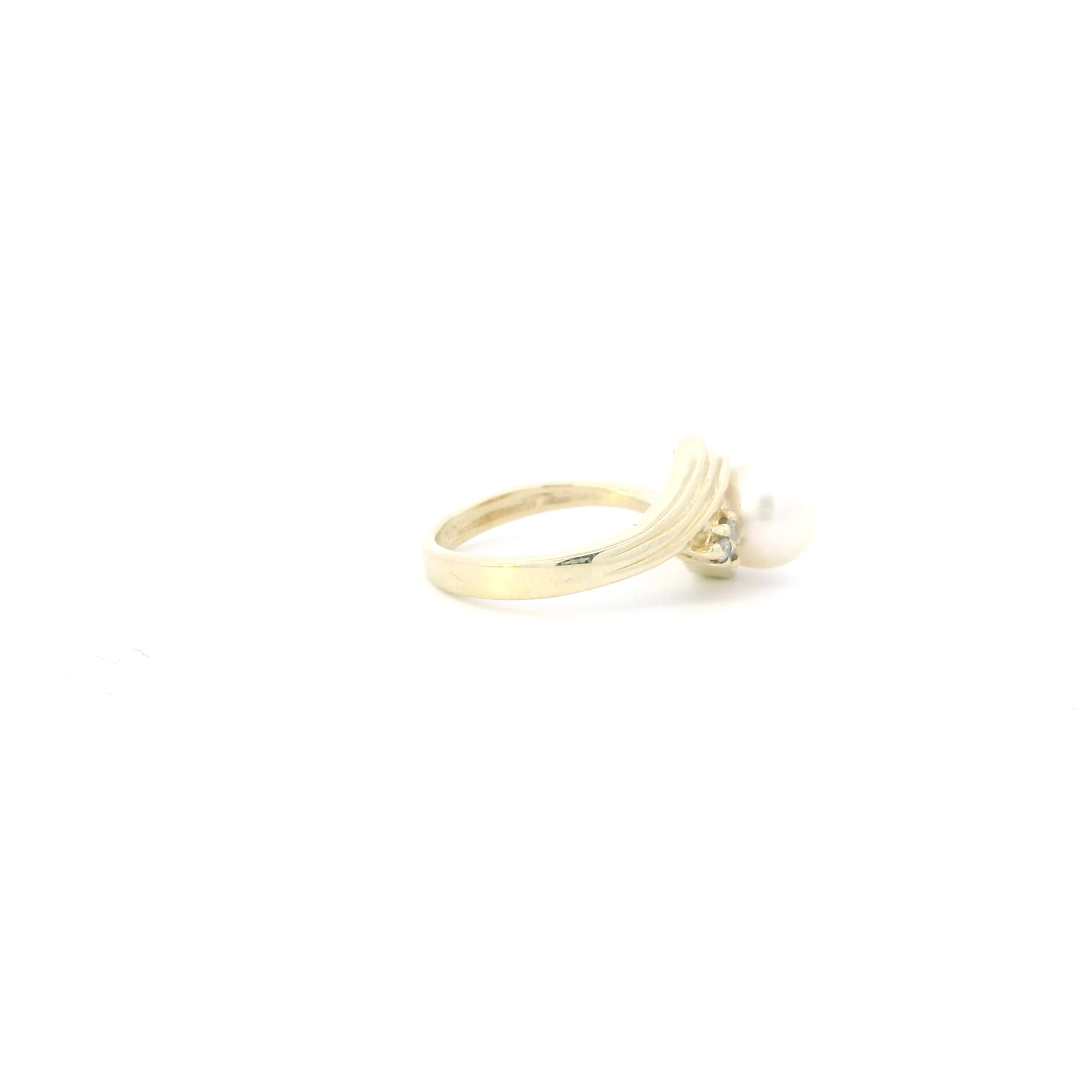 14K Yellow Gold Pearl & Diamonds Women's Ring - 0.04ct