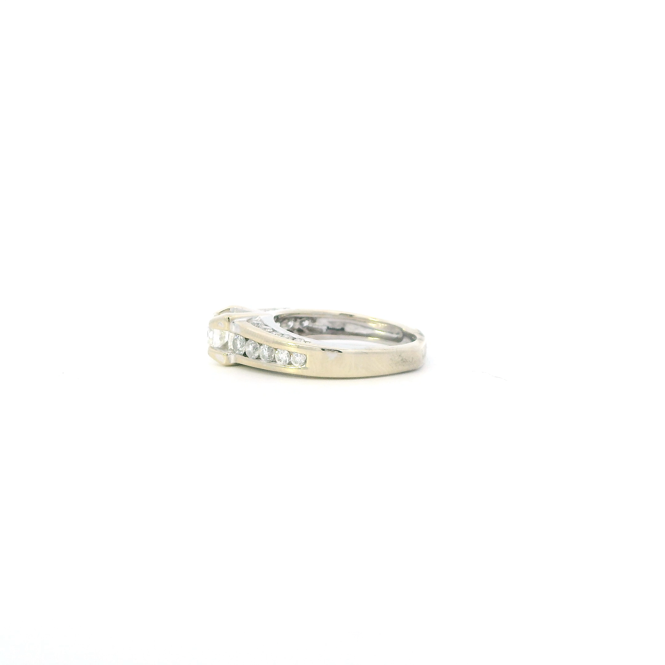 18K White Gold Diamonds Womans Ring - 0.97ct