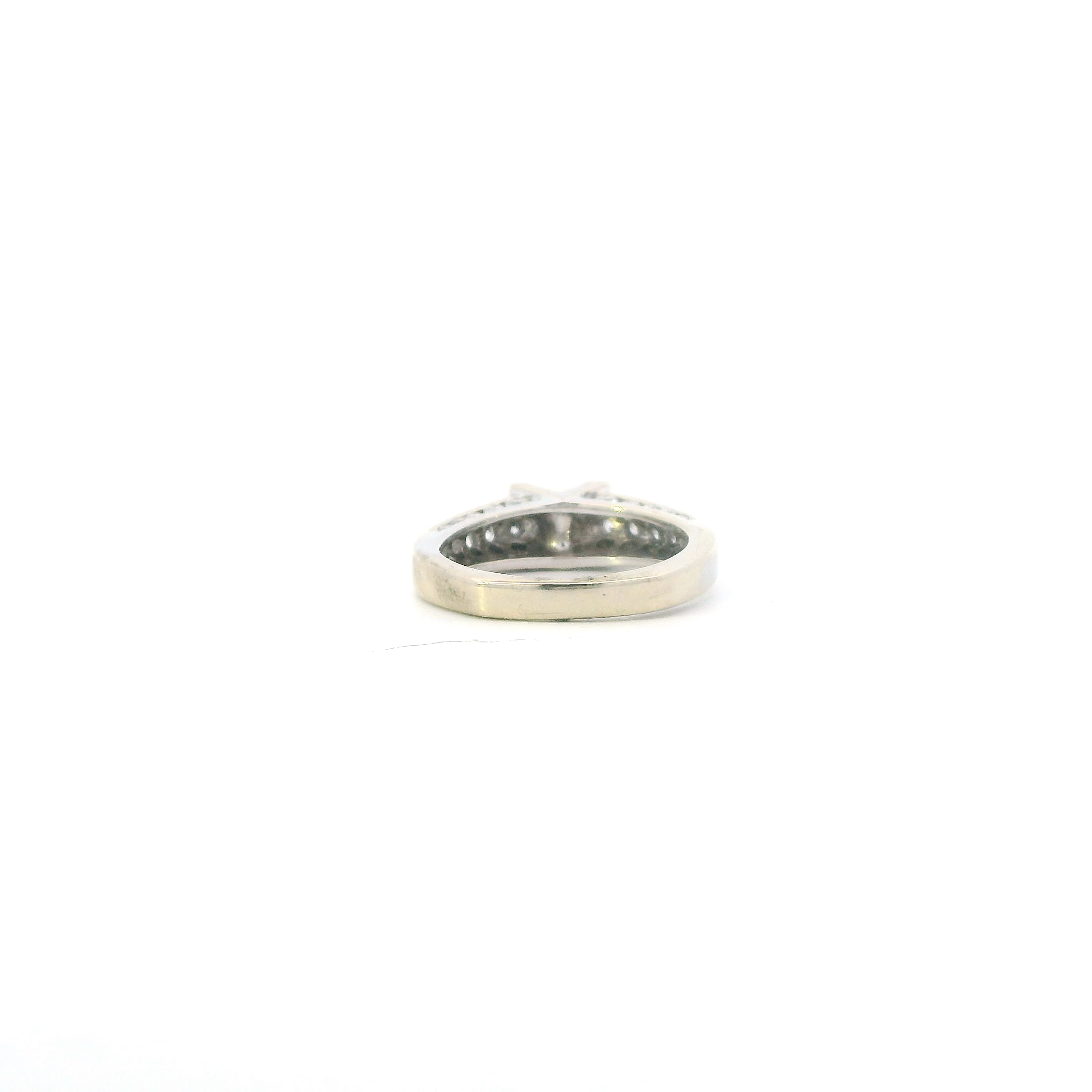 18K White Gold Diamonds Womans Ring - 0.97ct