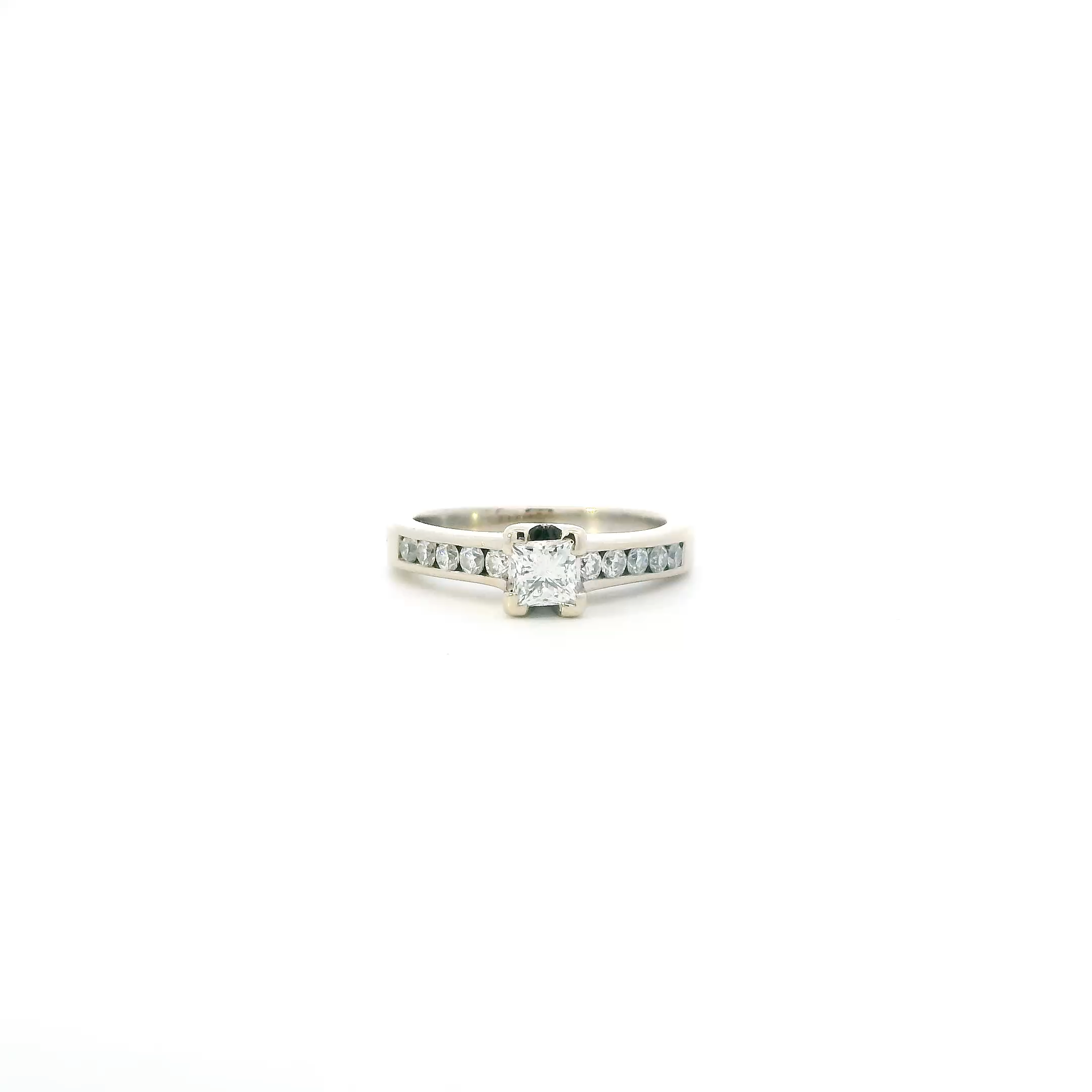 18K White Gold Diamond Womens Ring - 0.7.3ct