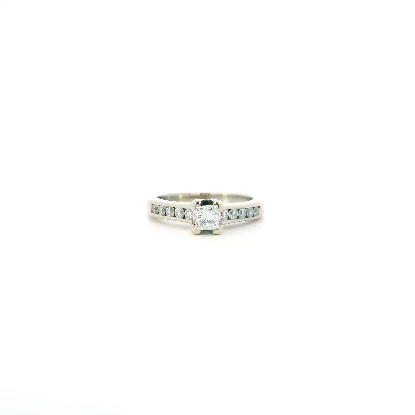 18K White Gold Diamond Womens Ring - 0.7.3ct