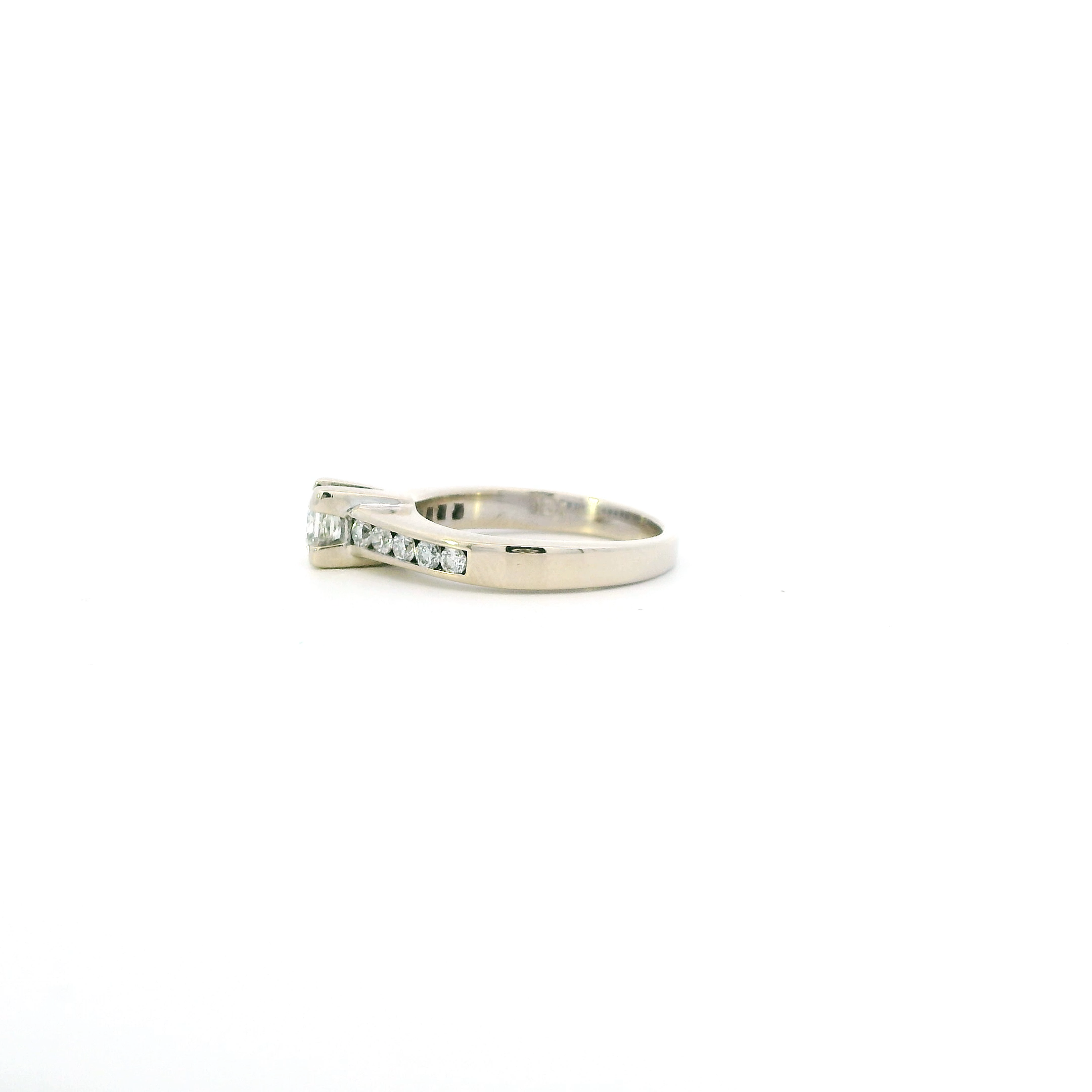 18K White Gold Diamond Womens Ring - 0.7.3ct