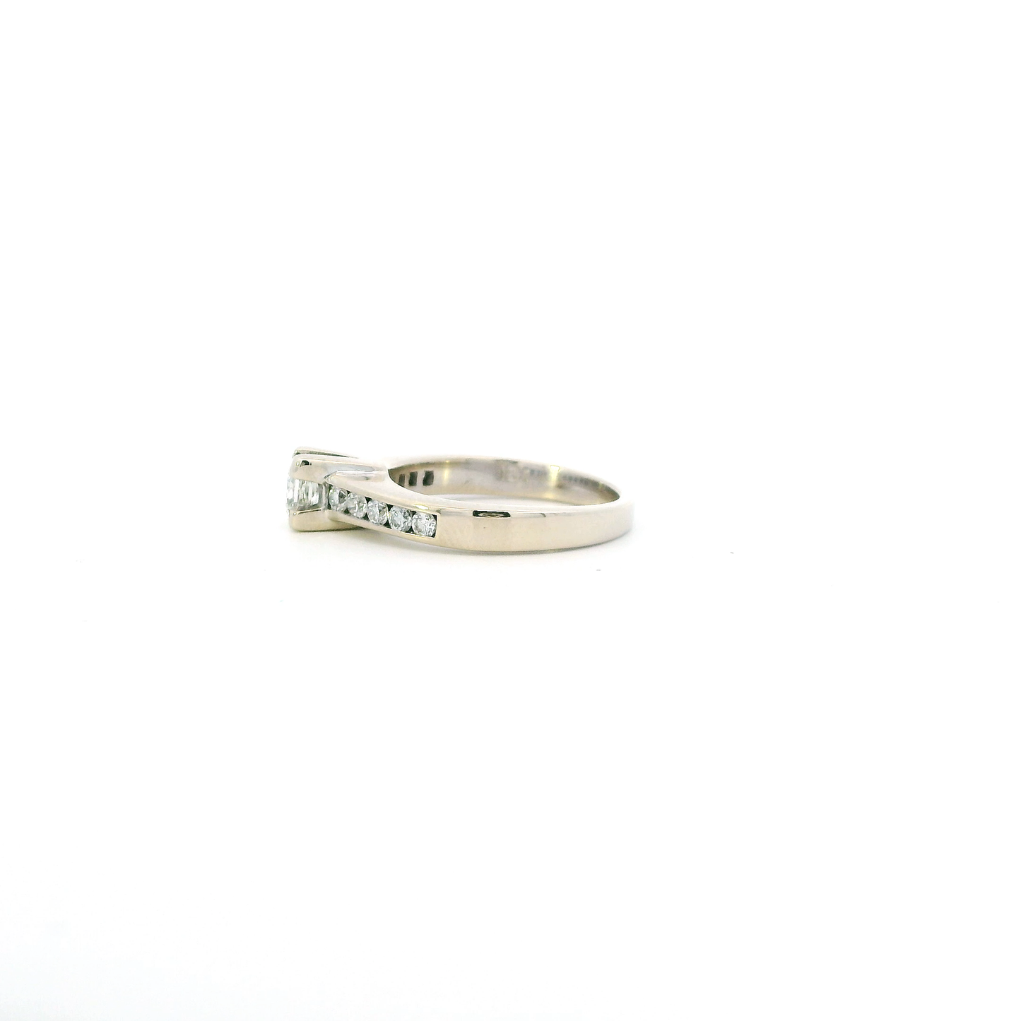 18K White Gold Diamond Womens Ring - 0.7.3ct