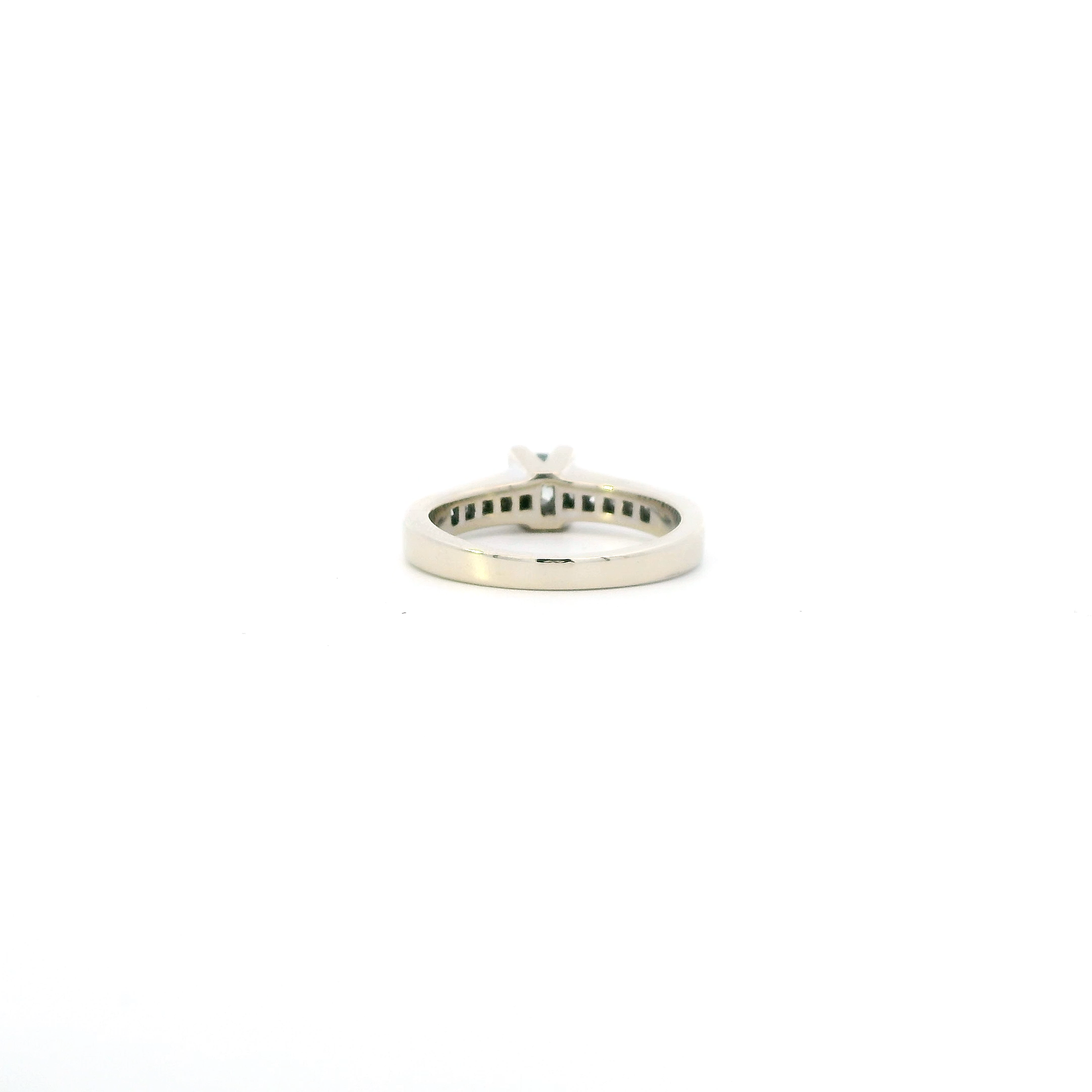 18K White Gold Diamond Womens Ring - 0.7.3ct