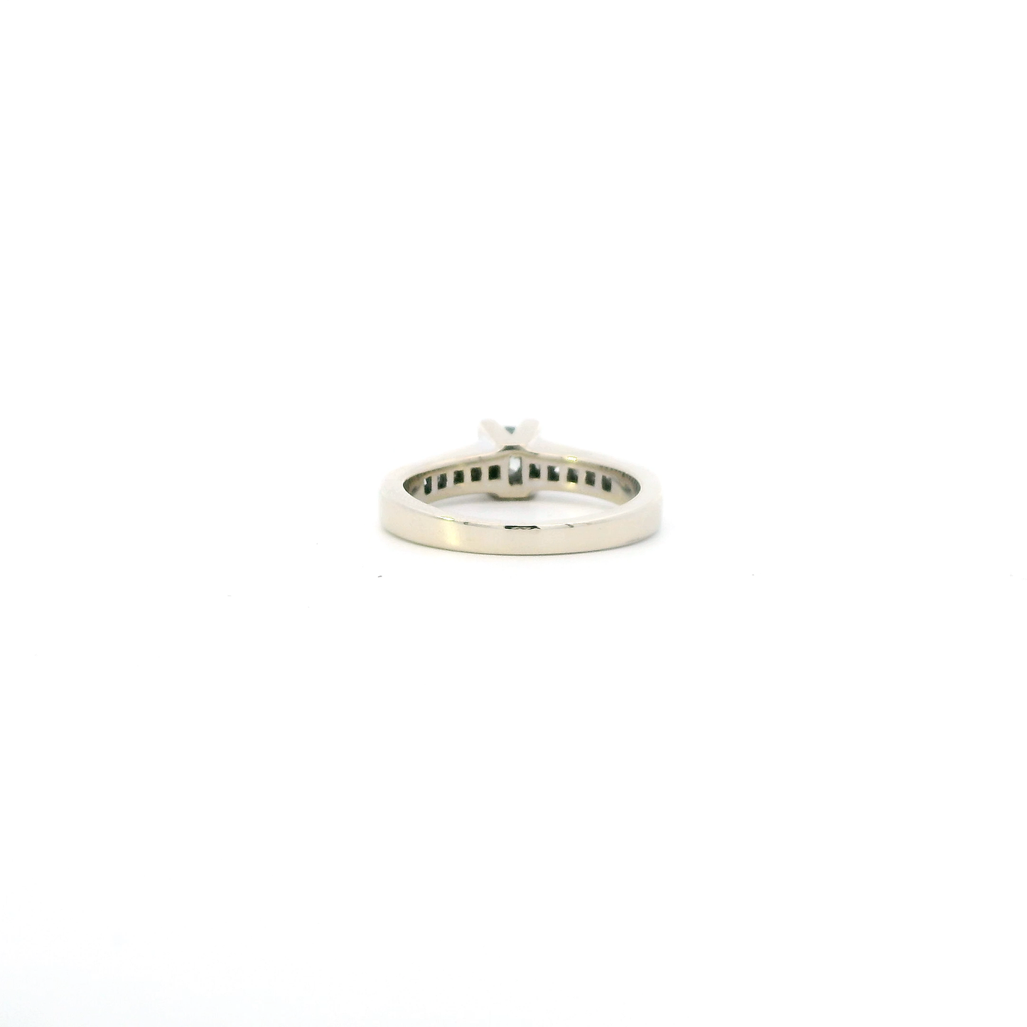 18K White Gold Diamond Womens Ring - 0.7.3ct