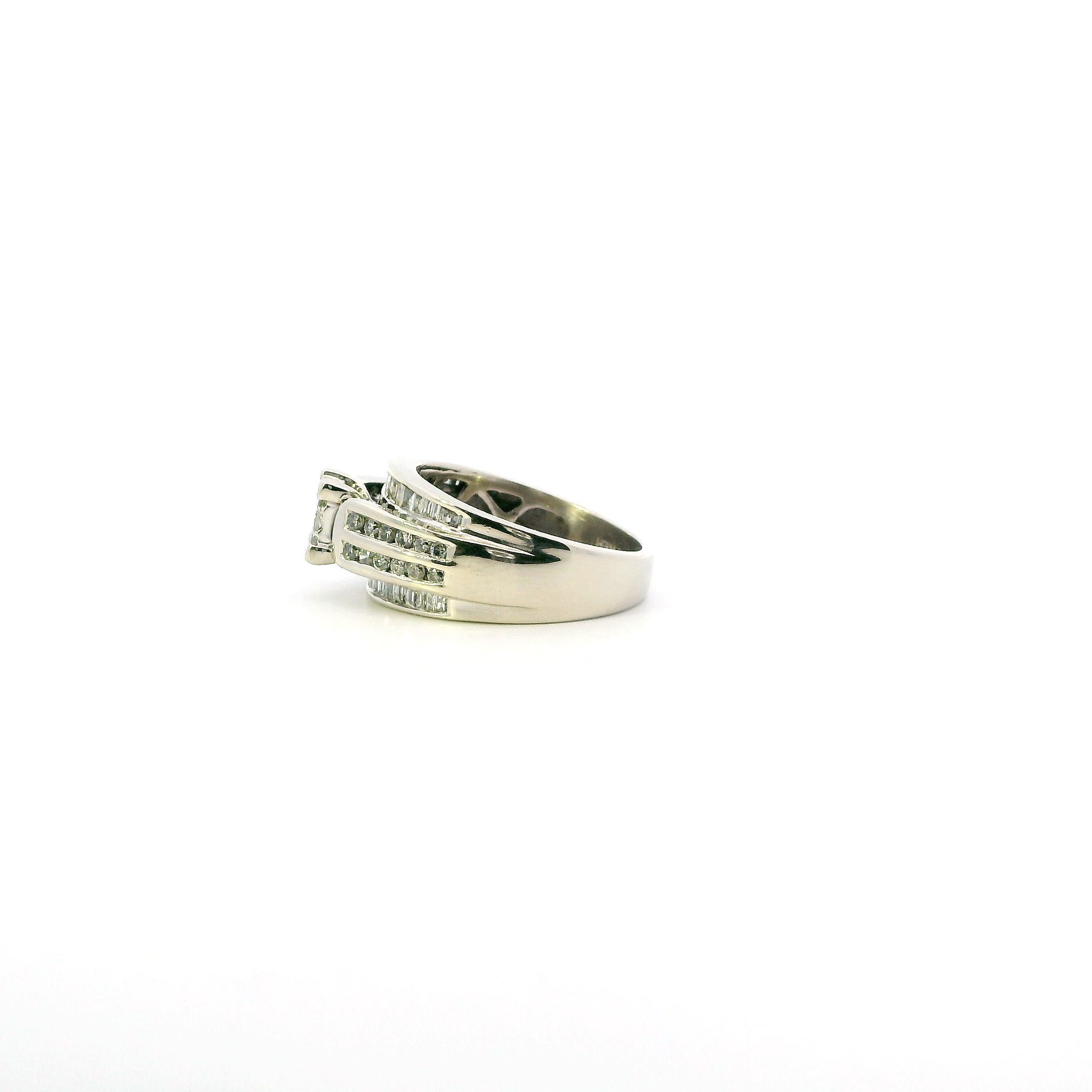 10K White Gold Diamond Womens Ring - 0.69ct