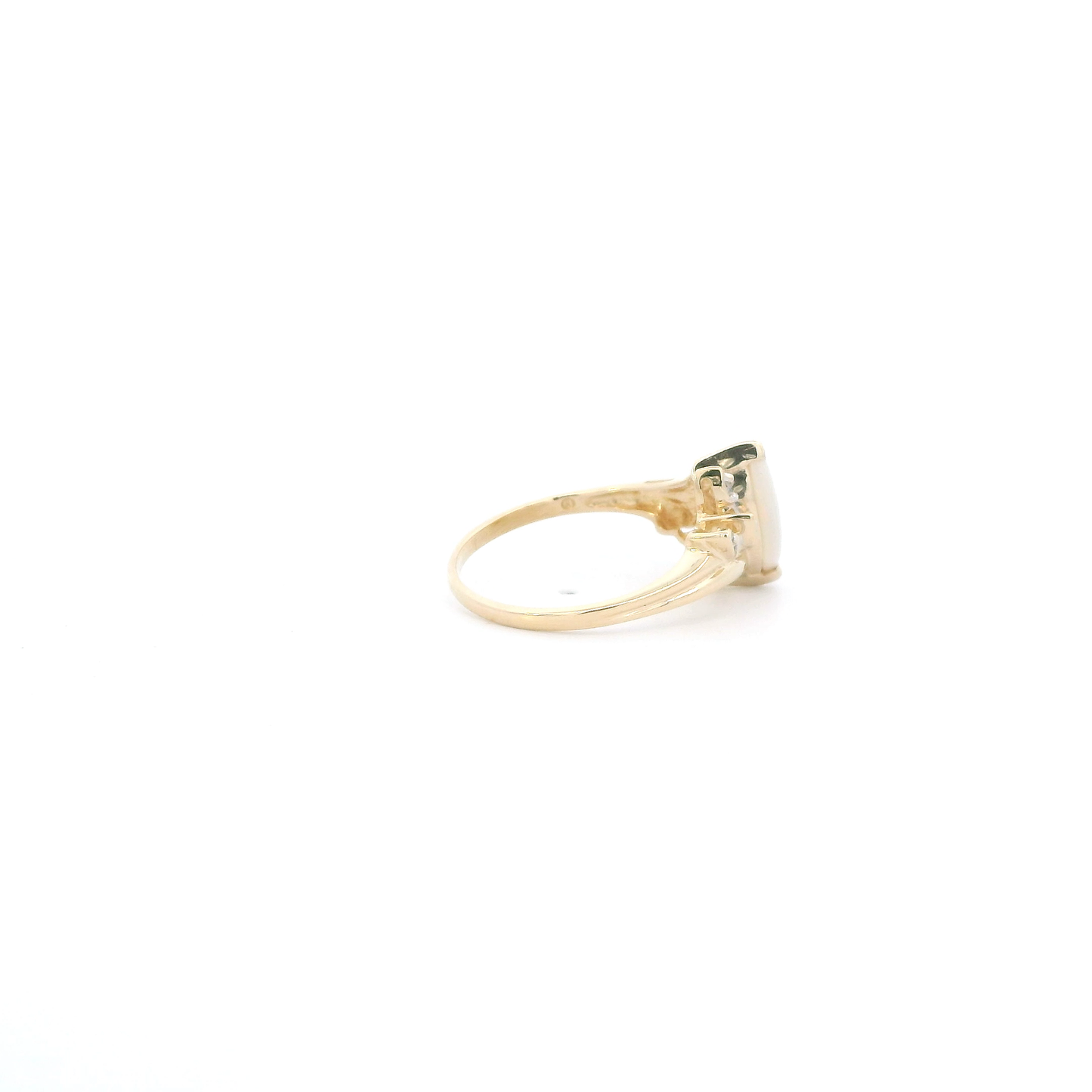 10K Yellow Gold Opal & Diamond Womens Ring - 0.04ct