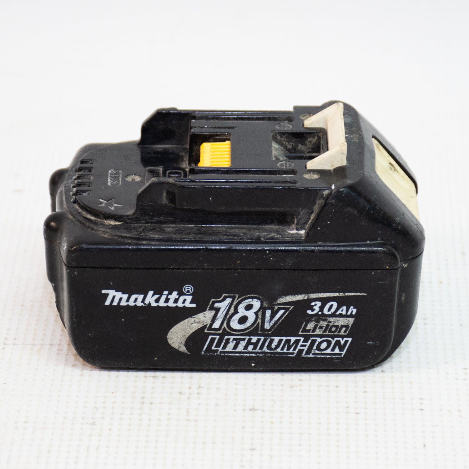 Makita DC18SD Charger & BL1830 18V Battery Bundle
