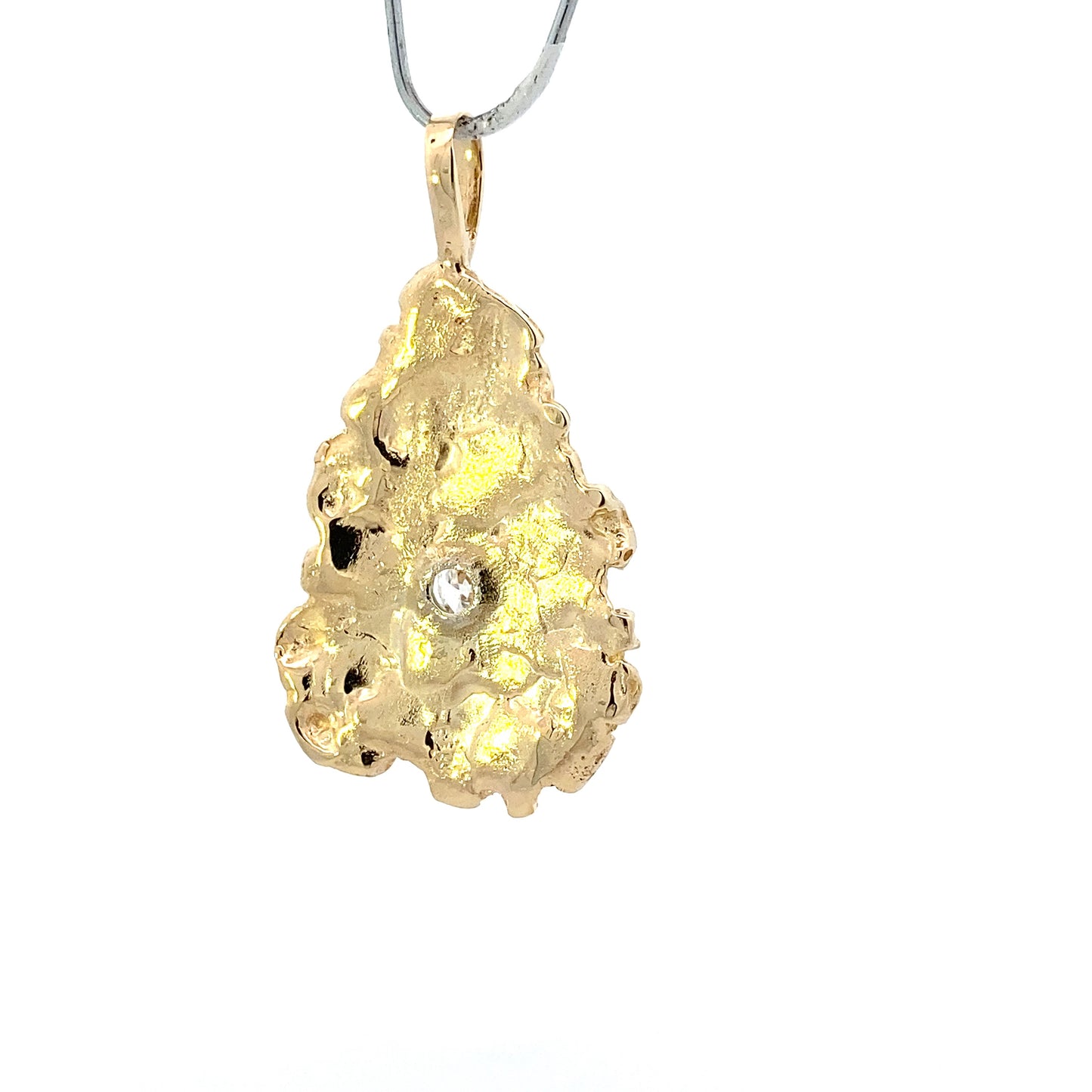 Colgante de oro amarillo de 14 quilates con pepita de diamante