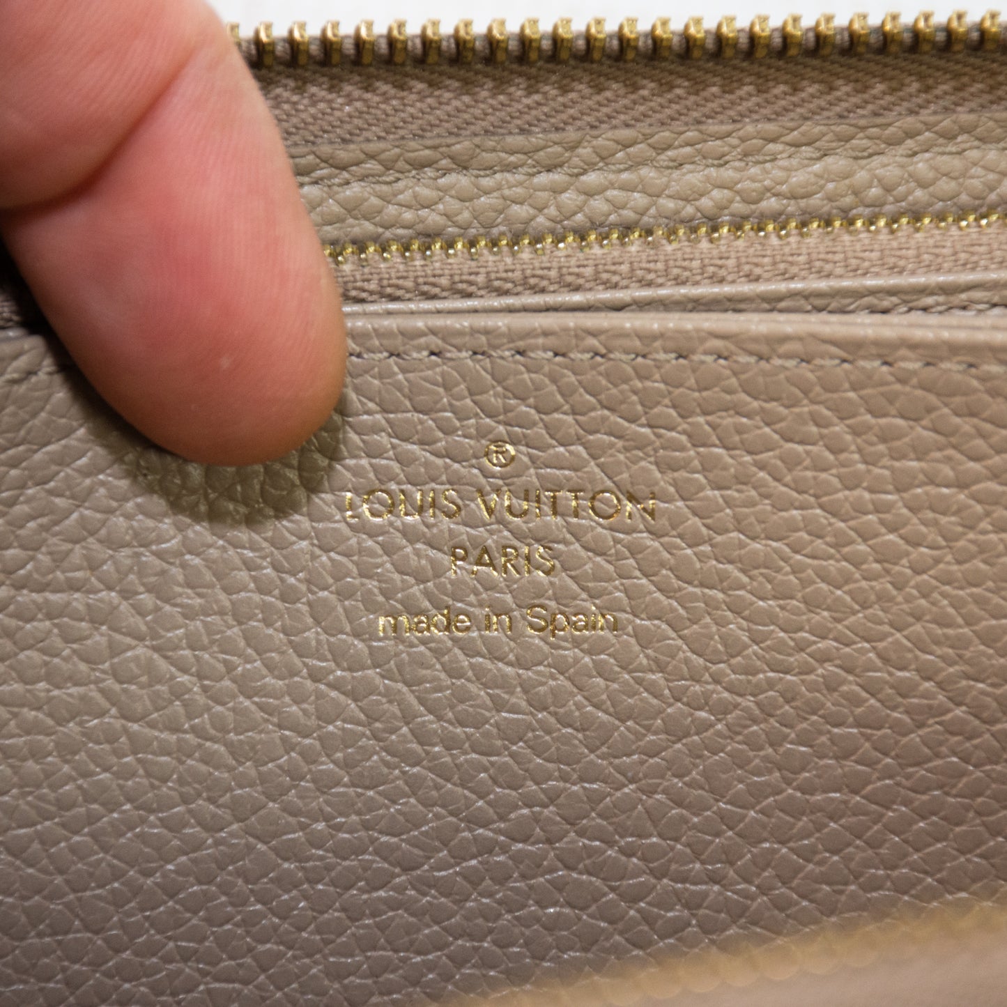 Louis Vuitton M69794 Giant Zippy Cream Wallet