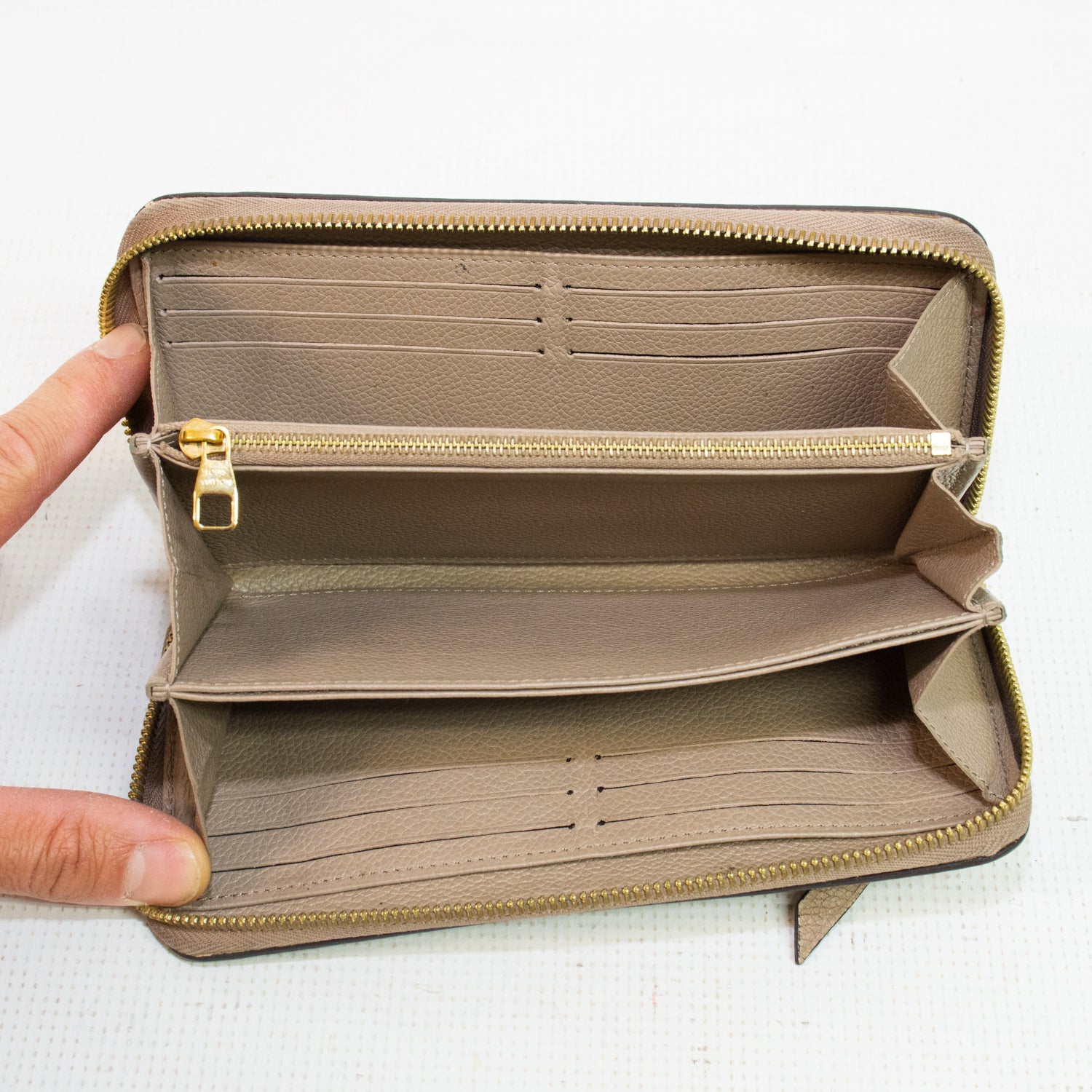 Louis Vuitton M69794 Giant Zippy Cream Wallet