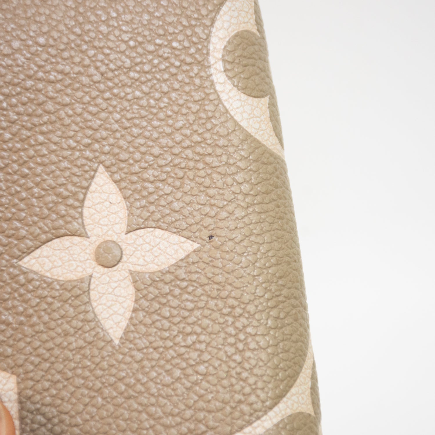 Louis Vuitton M69794 Giant Zippy Cream Wallet