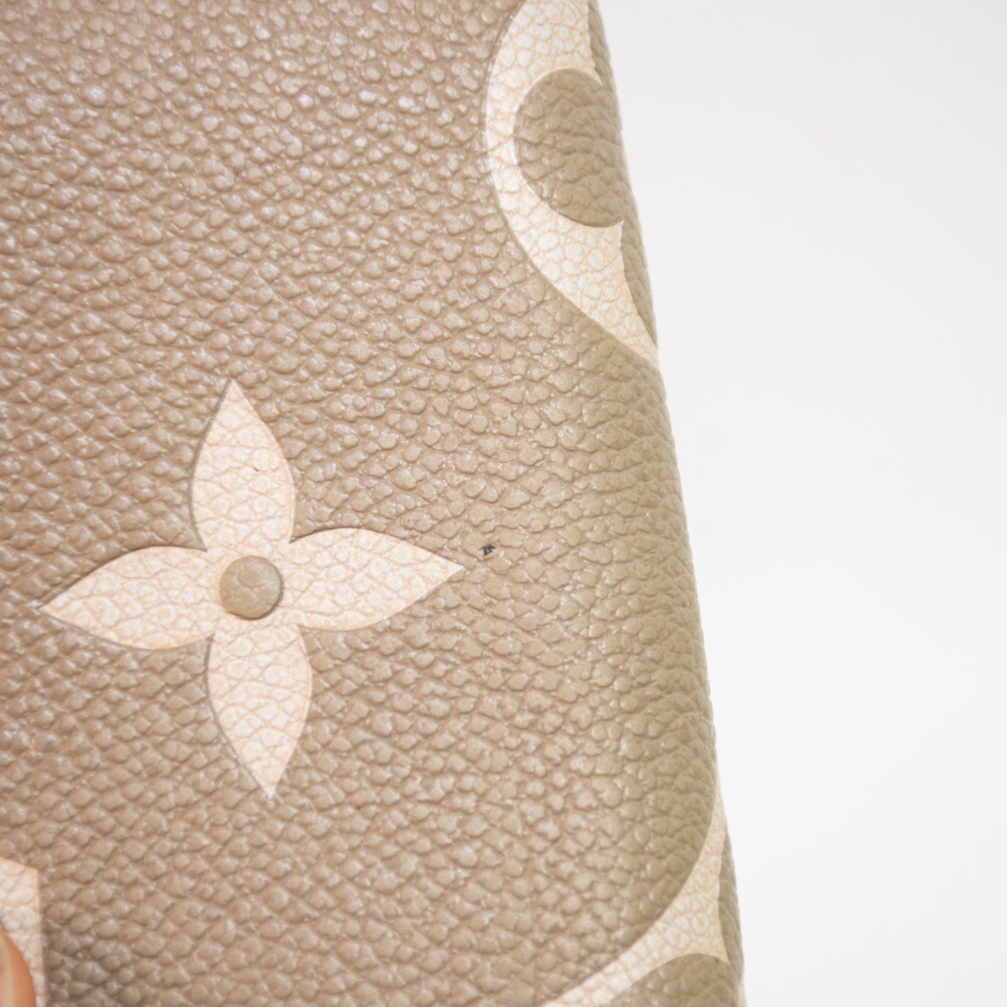 Louis Vuitton M69794 Giant Zippy Cream Wallet