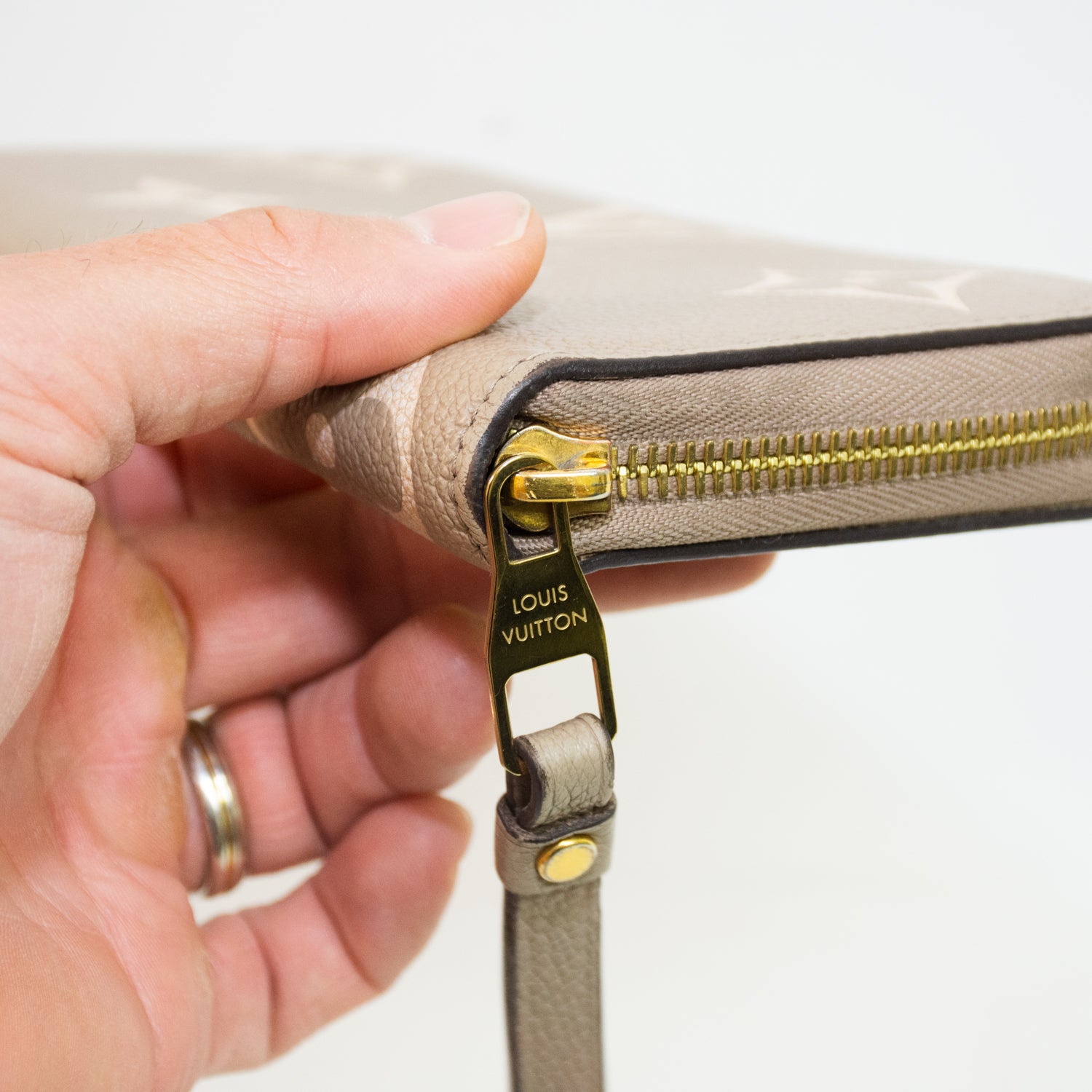 Louis Vuitton M69794 Giant Zippy Cream Wallet