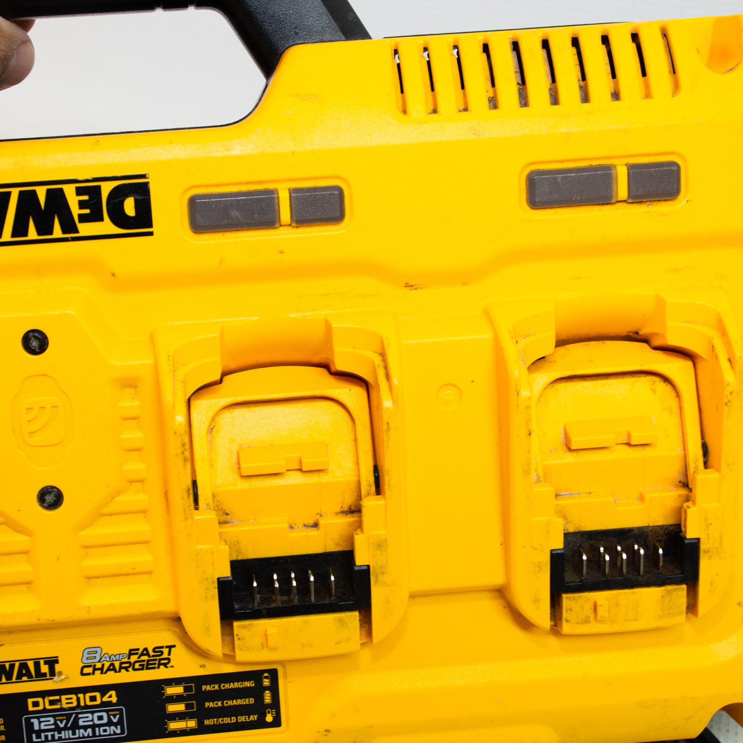 DEWALT DCB104 DC 12V/20V Charger