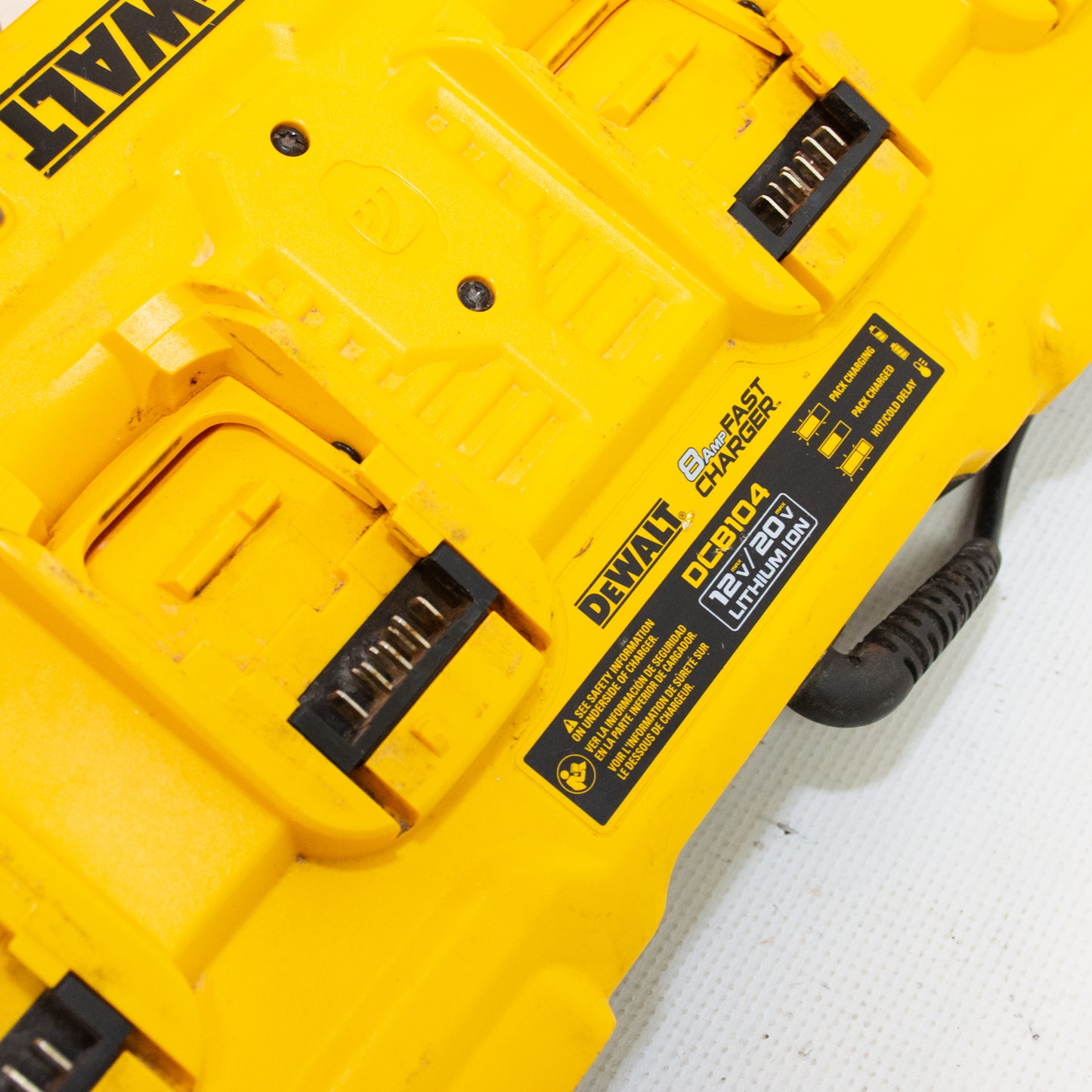 DEWALT DCB104 DC 12V/20V Charger