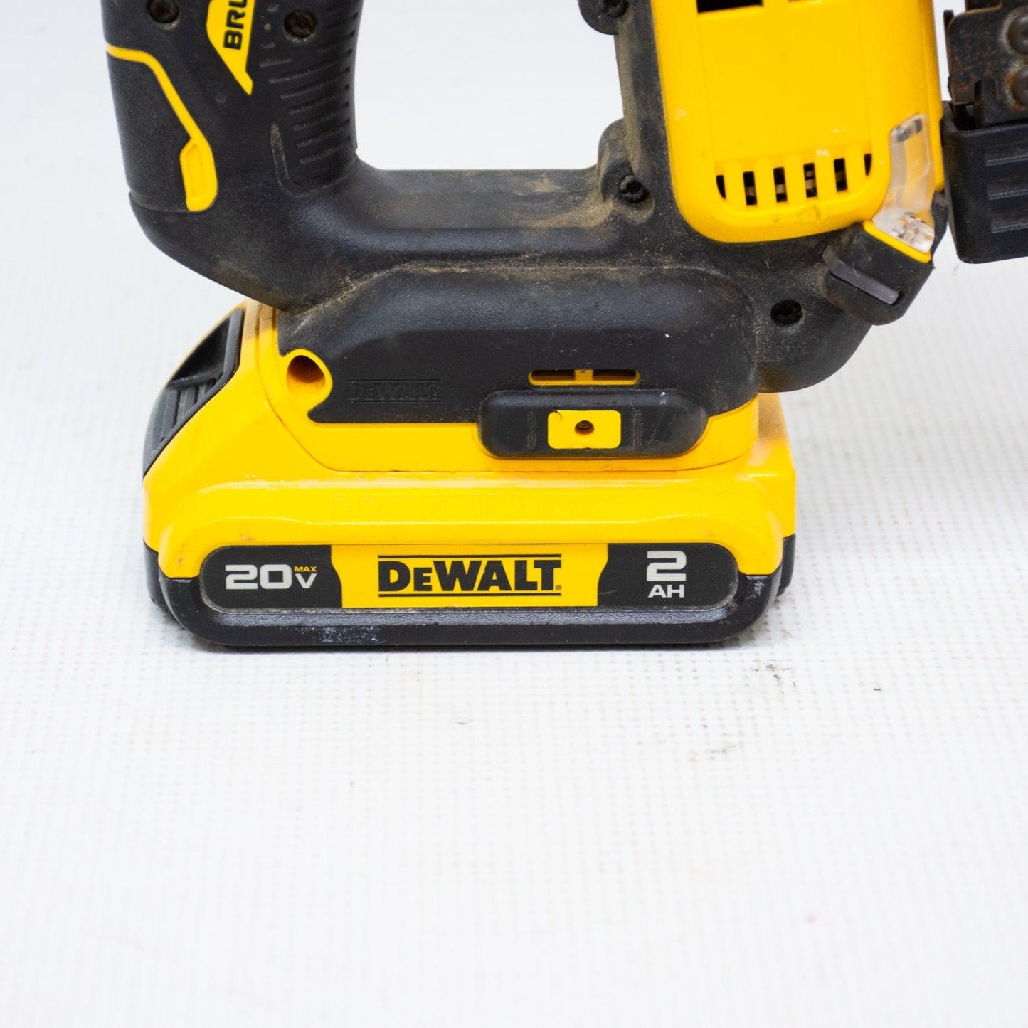DEWALT DCN623 Brushless 23GA Pin Nailer Bundle