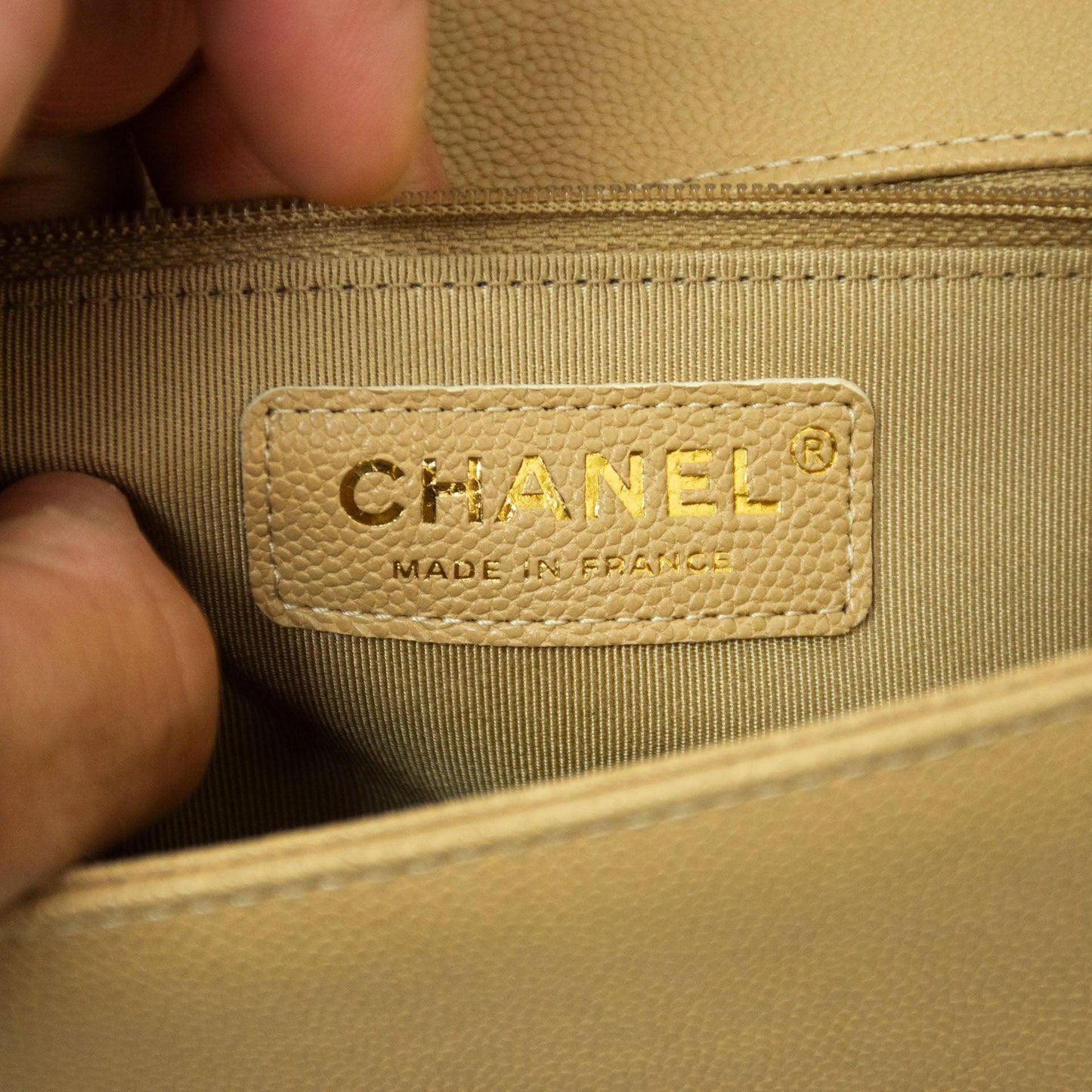 Chanel Boy Flap Acolchado Caviar Beige Bolso de hombro - ipawnishop.com