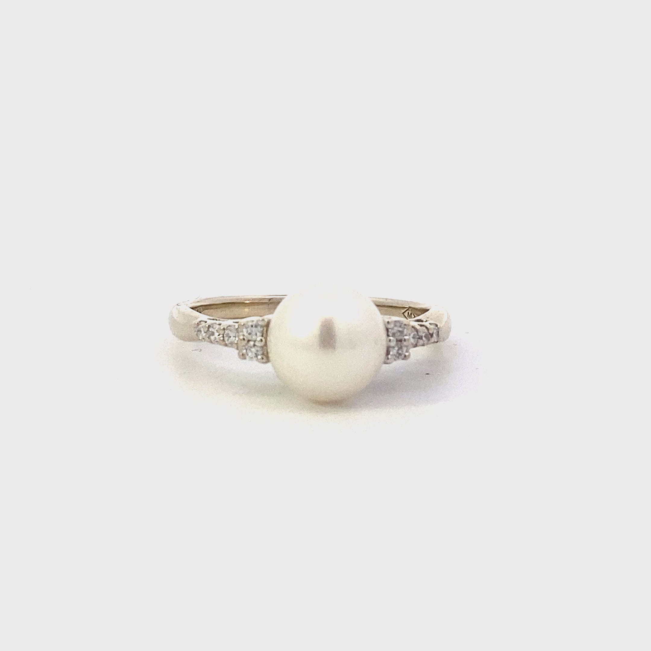 14K White Gold Pearl Women's Diamond Ring - 0.12ct