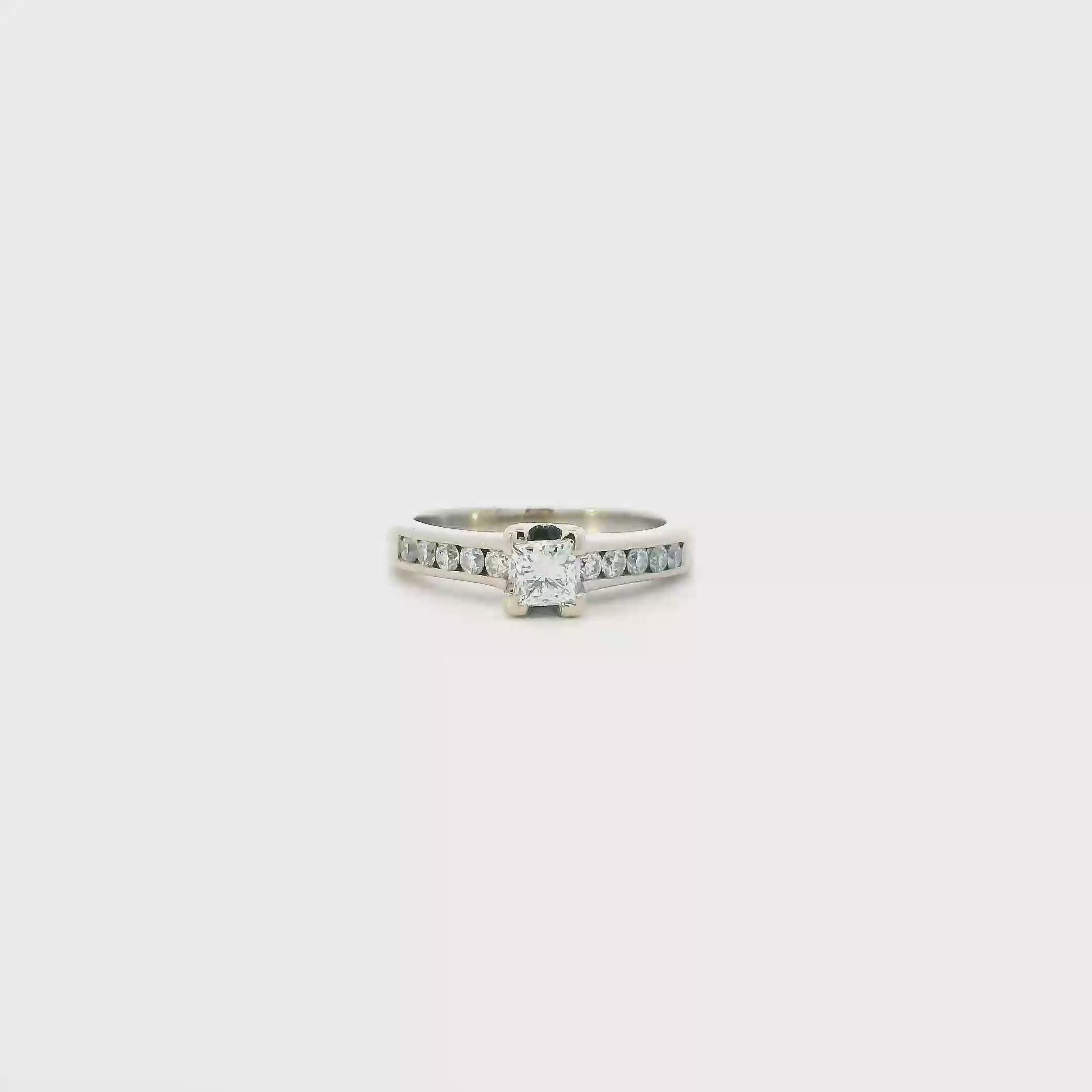 18K White Gold Diamond Womens Ring - 0.7.3ct